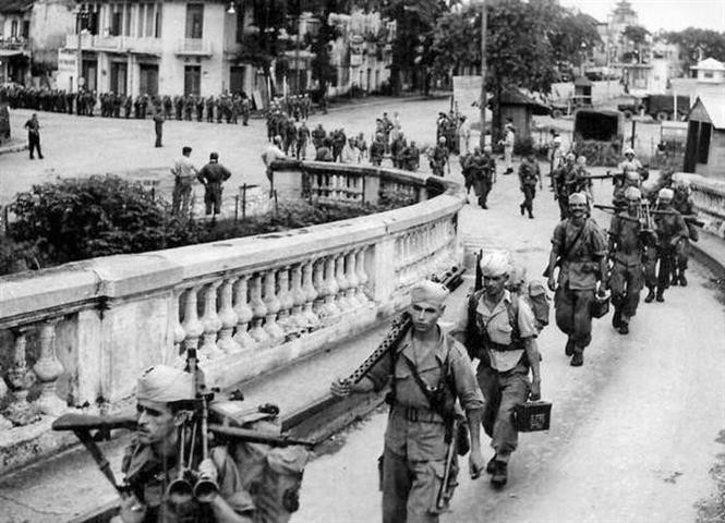 En la tarde del 9 de octubre de 1954, las últimas tropas coloniales francesas se retiraron por el puente Long Bien con destino a Hai Phong. En la tarde del 9 de octubre de 1954, las últimas tropas coloniales francesas se retiraron por el puente Long Bien con destino a Hai Phong.