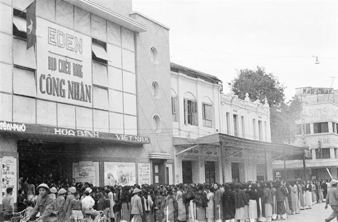 Los cines volvieron a llenarse de espectadores. La vida en Hanói se normalizó rápidamente tras la liberación, marcando un nuevo capítulo en su historia. Los cines volvieron a llenarse de espectadores. La vida en Hanói se normalizó rápidamente tras la liberación, marcando un nuevo capítulo en su historia.