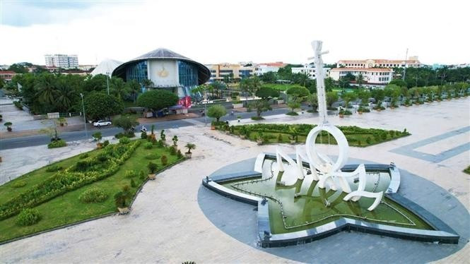 La Plaza Hung Vuong (barrio de Bac Lieu), escenario de numerosos eventos culturales y artísticos, también es un atractivo punto turístico para los visitantes. La Plaza Hung Vuong (barrio de Bac Lieu), escenario de numerosos eventos culturales y artísticos, también es un atractivo punto turístico para los visitantes.