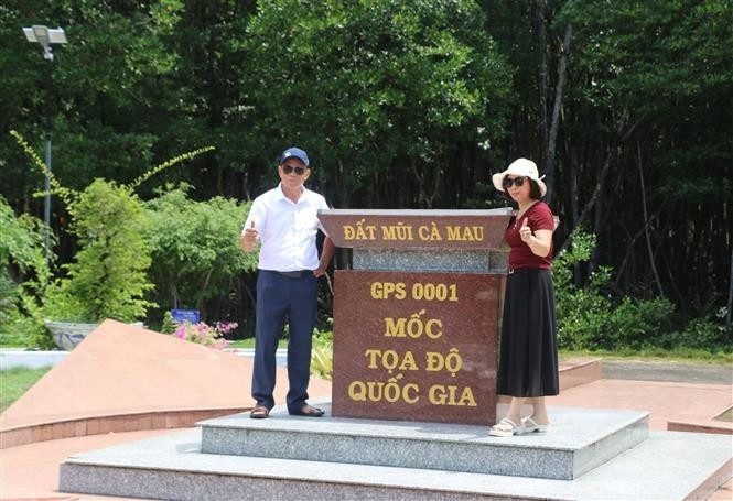 Visitantes toman fotos en el Hito de Coordenadas Nacionales del Cabo de Ca Mau, ubicado en la Zona Turística del Cabo de Ca Mau, comuna de Dat Mui. Visitantes toman fotos en el Hito de Coordenadas Nacionales del Cabo de Ca Mau, ubicado en la Zona Turística del Cabo de Ca Mau, comuna de Dat Mui.