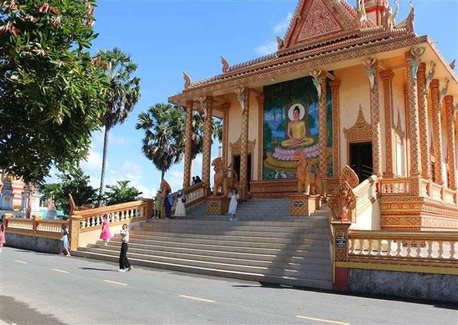 La pagoda Xiem Can en el barrio de Hiep Thanh (Ca Mau), un destacado destino turístico del Delta del Río Mekong que atrae a una gran cantidad de visitantes. La pagoda Xiem Can en el barrio de Hiep Thanh (Ca Mau), un destacado destino turístico del Delta del Río Mekong que atrae a una gran cantidad de visitantes.