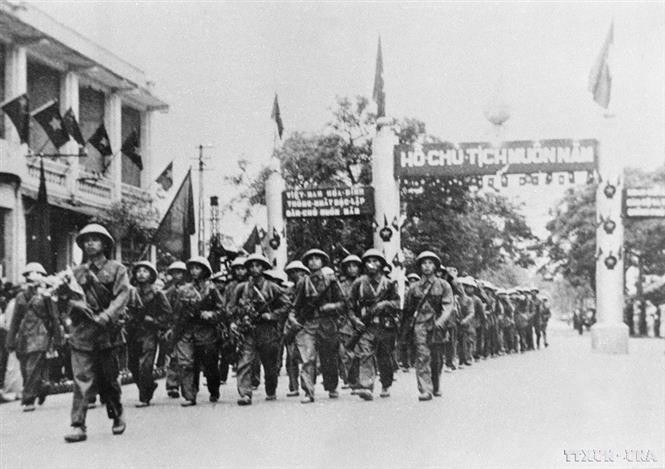 Las tropas del 308 Cuerpo del Ejército de Vanguardia marcharon hacia la ciudad, anticipando el caluroso recibimiento de la población de Hanói. Las tropas del 308 Cuerpo del Ejército de Vanguardia marcharon hacia la ciudad, anticipando el caluroso recibimiento de la población de Hanói.