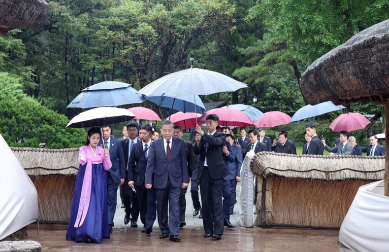 El secretario general del Partido Comunista de Vietnam, To Lam, visita Mangyongdae, la ciudad natal del presidente Kim Il Sung (Foto: VNA) anh-man-hinh-2025-10-10-luc-213224.png
