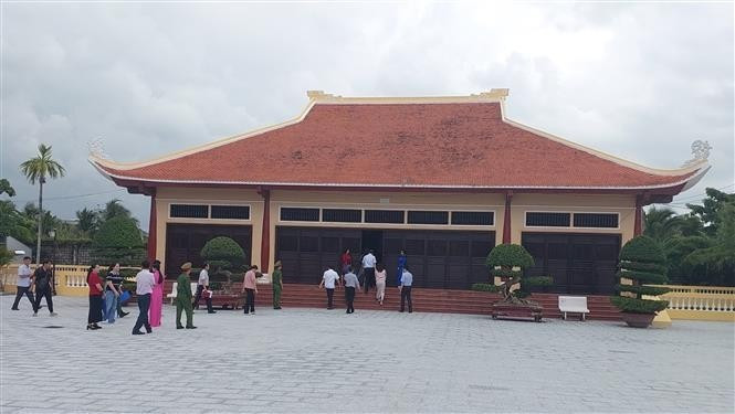 Turistas visitan el sitio conmemorativo del arte Don ca tai tu (cantos de aficionados del Sur de Vietnam) y del músico Cao Van Lau, en el barrio de Bac Lieu, provincia de Ca Mau. Turistas visitan el sitio conmemorativo del arte Don ca tai tu (cantos de aficionados del Sur de Vietnam) y del músico Cao Van Lau, en el barrio de Bac Lieu, provincia de Ca Mau.