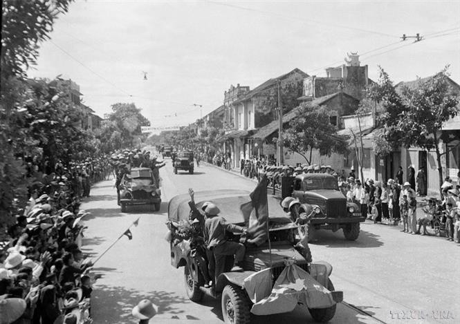 A las 6:00 horas, la División de la Capital entró por la Puerta Sur, procedente de Cau Giay. A las 6:00 horas, la División de la Capital entró por la Puerta Sur, procedente de Cau Giay.