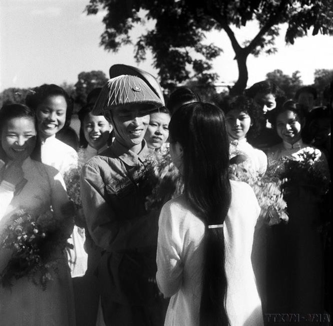 El general de brigada Vuong Thua Vu, comandante de la 308 Cuerpo y presidente del Comité Militar de la ciudad, fue recibido por alumnas de la Escuela Trung Vuong, quienes le ofrecieron flores en el lago Hoan Kiem durante la jornada de liberación. El general de brigada Vuong Thua Vu, comandante de la 308 Cuerpo y presidente del Comité Militar de la ciudad, fue recibido por alumnas de la Escuela Trung Vuong, quienes le ofrecieron flores en el lago Hoan Kiem durante la jornada de liberación.
