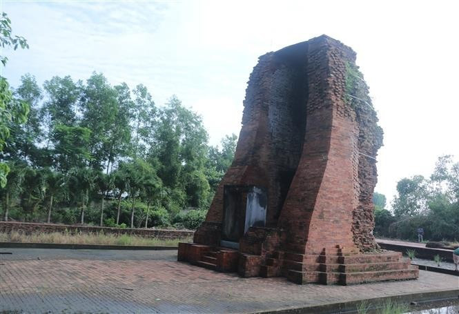 La antigua torre de Vinh Hung, un monumento nacional especial. La antigua torre de Vinh Hung, un monumento nacional especial.