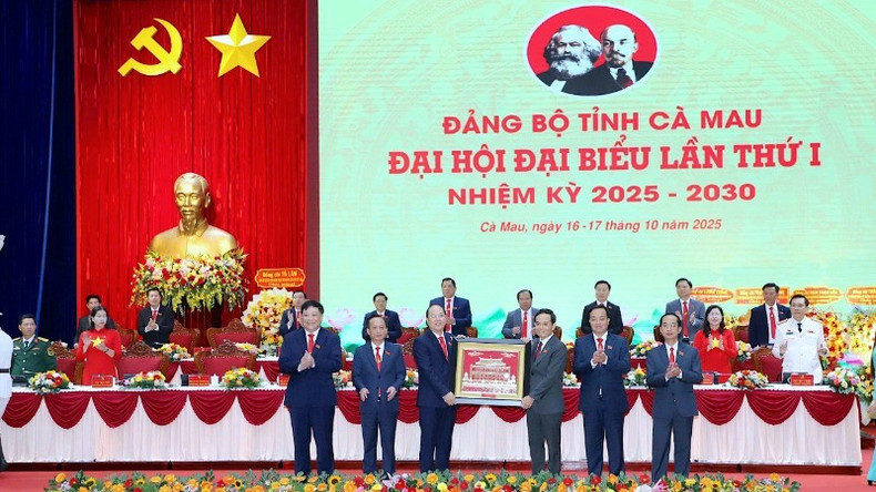 Tran Luu Quang, secretario del Comité Central del Partido y secretario del Comité del Partido de Ciudad Ho Chi Minh (tercero desde la derecha, primera fila), entrega un regalo para felicitar a la Asamblea. Tran Luu Quang, secretario del Comité Central del Partido y secretario del Comité del Partido de Ciudad Ho Chi Minh (tercero desde la derecha, primera fila), entrega un regalo para felicitar a la Asamblea.