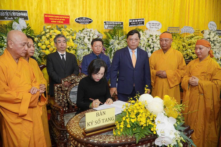 La vicepresidenta de la Asamblea Nacional, Nguyen Thi Thanh, firma el libro de condolencias. La vicepresidenta de la Asamblea Nacional, Nguyen Thi Thanh, firma el libro de condolencias.