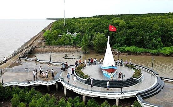 El símbolo de la “Proa” en la Zona Turística del Cabo de Ca Mau. El símbolo de la “Proa” en la Zona Turística del Cabo de Ca Mau.