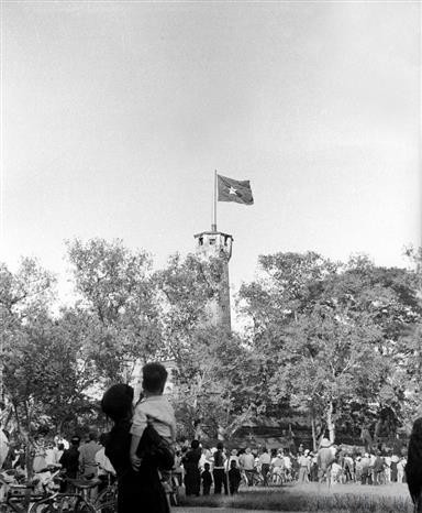 El pueblo miraba con orgullo y alegría la bandera nacional ondeando sobre el asta principal de Hanói, el 10 de octubre de 1954, día de la liberación. El pueblo miraba con orgullo y alegría la bandera nacional ondeando sobre el asta principal de Hanói, el 10 de octubre de 1954, día de la liberación.