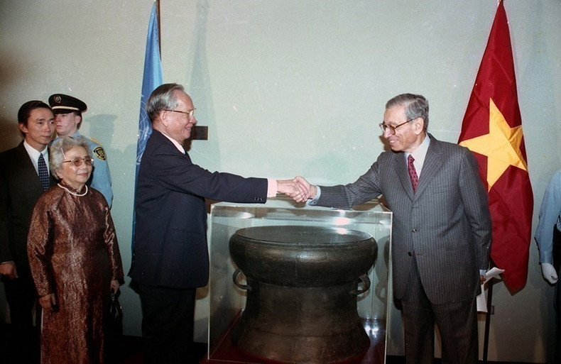 Con motivo de su asistencia al 50º aniversario de la fundación de las Naciones Unidas (1945-1995), la tarde del 25 de octubre de 1995, el presidente de Vietnam, Le Duc Anh, entrega una réplica del tambor de bronce de Ngoc Lu al secretario general de la ONU, Boutros B. Ghali. Foto: VNA