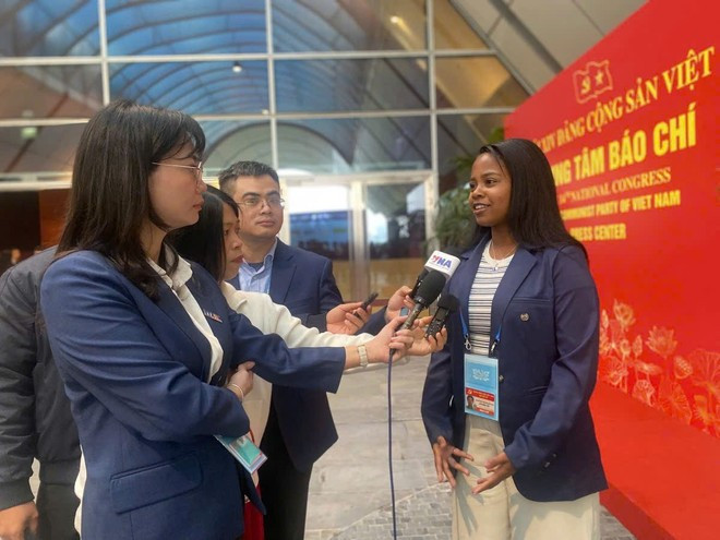 La periodista cubana Wennys De Las Mercedes Diaz Ballag, enviada especial del diario Granma, órgano del Partido Comunista de Cuba, en la entrevista. (Foto: VNA)