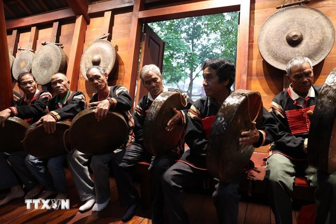 El sonido de los gongs resuenan en una casa comunal tradicional del pueblo Ede. (Foto: VNA)