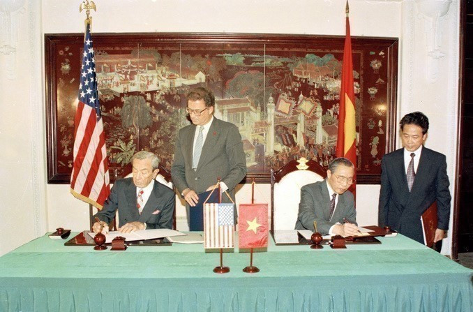 El 5 de agosto de 1995, en Hanói, el secretario de Estado de Estados Unidos, Warren Christopher, y el ministro de Relaciones Exteriores vietnamita, Nguyen Manh Cam, firman el Protocolo que establecía oficialmente las relaciones diplomáticas entre ambos países. Foto: VNA