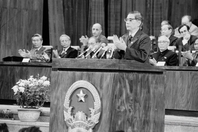 En el VI Congreso del PCV, en su discurso tras ser elegido secretario general, Nguyen Van Linh enfatiza que este Congreso representa un punto crucial en el proceso de continuación y renovación del liderazgo del Partido. Foto: VNA