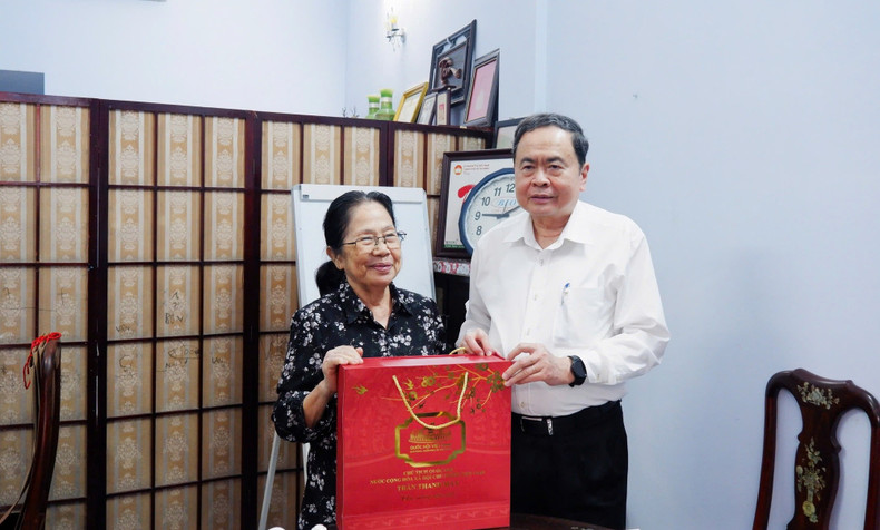El presidente de la Asamblea Nacional de Vietnam, Tran Thanh Man, visita la familia de Nguyen Thi Ngoc Phuong, exvicepresidenta de la Asamblea Nacional y exdirectora del Hospital Tu Du.