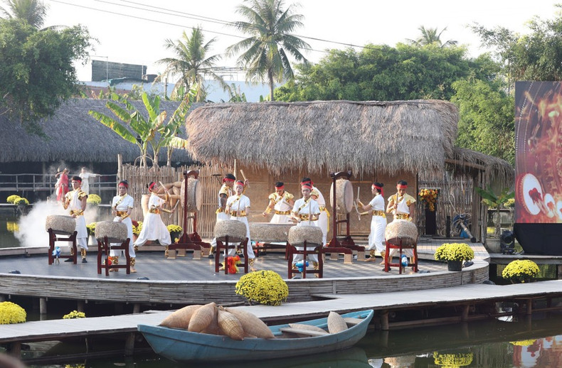 La aldea de oficios tradicionales Nha Trang se convierte en un destino cultural único en los primeros días del nuevo año.