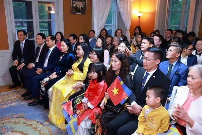 El encuentro reúne a personal de la Embajada de Vietnam y representantes de la comunidad vietnamita en Suecia. (Foto: VNA) El encuentro reúne a personal de la Embajada de Vietnam y representantes de la comunidad vietnamita en Suecia. (Foto: VNA)