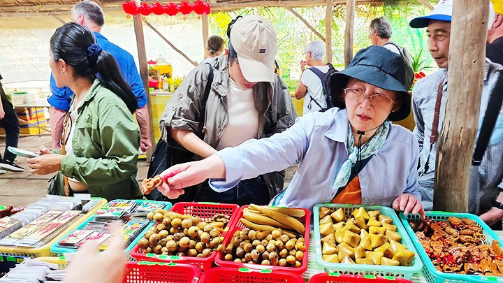Los productos derivados del coco son populares entre los turistas. Los productos derivados del coco son populares entre los turistas.