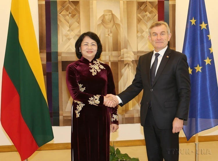 La vicepresidenta Dang Thi Ngoc Thinh se reúne con el presidente del Parlamento lituano Viktoras Pranckietis (Vilniu, 23 de octubre de 2017). (Foto: VNA) La vicepresidenta Dang Thi Ngoc Thinh se reúne con el presidente del Parlamento lituano Viktoras Pranckietis (Vilniu, 23 de octubre de 2017). (Foto: VNA)