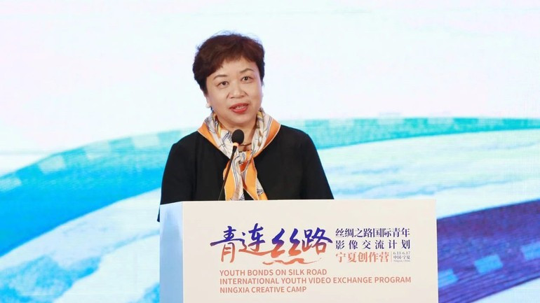 Chen Shi, subdirectora de la Oficina de Publicaciones en Lenguas Extranjeras de China, habla en la cita. Chen Shi, subdirectora de la Oficina de Publicaciones en Lenguas Extranjeras de China, habla en la cita.