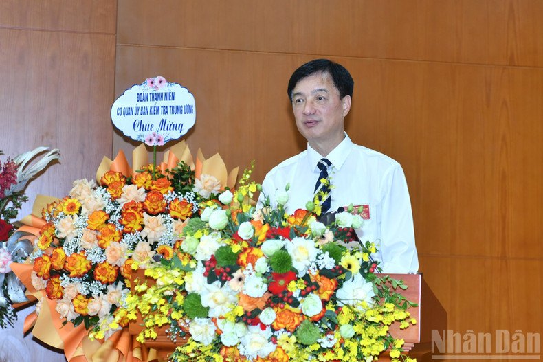 Duy Ngoc habla en la cita.