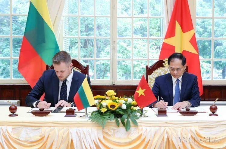 El ministro de Relaciones Exteriores, Bui Thanh Son, y su homólogo de Lituania, Gabrielius Landsbergis, firman un acuerdo de cooperación entre las Cancillerías de ambos países (Hanói, 25 de octubre de 2023). (Foto: VNA) El ministro de Relaciones Exteriores, Bui Thanh Son, y su homólogo de Lituania, Gabrielius Landsbergis, firman un acuerdo de cooperación entre las Cancillerías de ambos países (Hanói, 25 de octubre de 2023). (Foto: VNA)