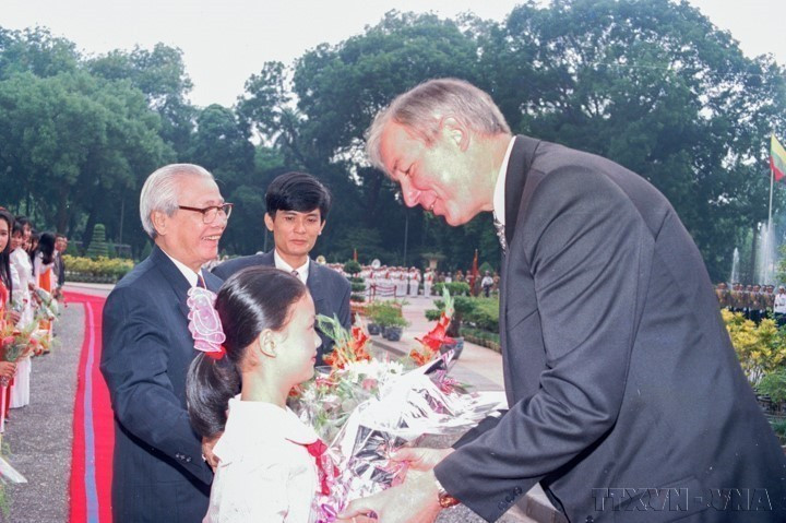 El primer ministro Vo Van Kiet preside la ceremonia de bienvenida de su homólogo lituano Adolfas Slezevicius, quien realiza una visita oficial de amistad a Vietnam, el 27 de septiembre de 1995. (Foto: VNA) El primer ministro Vo Van Kiet preside la ceremonia de bienvenida de su homólogo lituano Adolfas Slezevicius, quien realiza una visita oficial de amistad a Vietnam, el 27 de septiembre de 1995. (Foto: VNA)