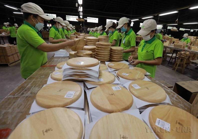 Acabado de productos de cocina para exportación en una fábrica en el barrio de Tan Hiep, ciudad de Tan Uyen, provincia de Binh Duong. (Foto: VNA) Acabado de productos de cocina para exportación en una fábrica en el barrio de Tan Hiep, ciudad de Tan Uyen, provincia de Binh Duong. (Foto: VNA)