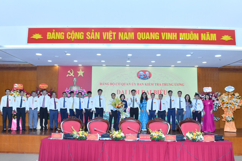 Nguyen Duy Ngoc, miembro del Buró Político, secretario del Comité Central del Partido y su jefe de la Comisión de Control Disciplinario, entrega flores para felicitar el congreso.