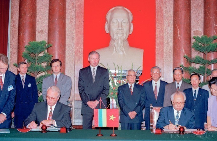 El primer ministro Vo Van Kiet y su par lituano Adolfas Slezevicius presencian la ceremonia de firma del Acuerdo de Promoción de Inversiones entre ambos países, el 27 de septiembre de 1995. (Foto: VNA) El primer ministro Vo Van Kiet y su par lituano Adolfas Slezevicius presencian la ceremonia de firma del Acuerdo de Promoción de Inversiones entre ambos países, el 27 de septiembre de 1995. (Foto: VNA)
