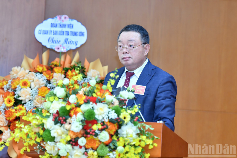 Hoang Van Tra, subjefe de la Comisión de Control Disciplinario del Comité Central del PCV y secretario del Comité partidista de la Comisión para el período 2020-2025, pronuncia el discurso inaugural.