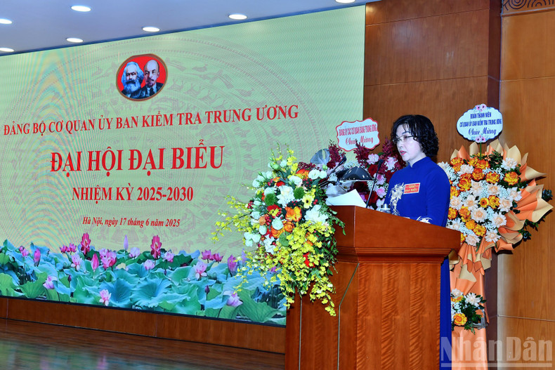 Tran Thi Hien, subjefa y de la Comisión de Control Disciplinario del Comité Central del PCV y secretaria del Comité partidista de la Comisión para el período 2025-2030, habla en el evento.