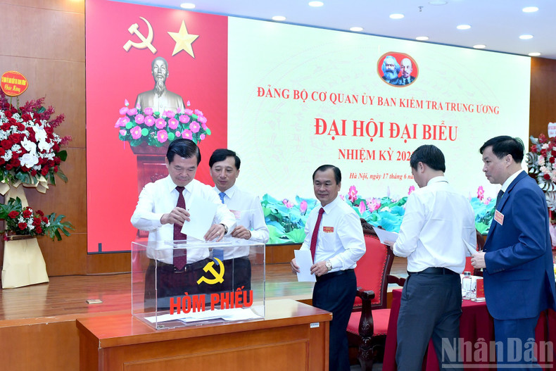 Los delegados votan para elegir al Comité Ejecutivo del Comité partidista de la Comisión de Control Disciplinario del Comité Central del PCV para el período 2025-2030.