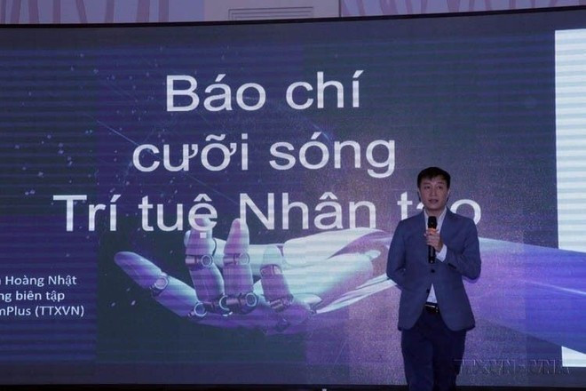 El periodista Nguyen Hoang Nhat habla en un seminario sobre la aplicación de la IA en la información periodística, celebrado en Da Lat el 1 de diciembre de 2023 (Foto: VNA) El periodista Nguyen Hoang Nhat habla en un seminario sobre la aplicación de la IA en la información periodística, celebrado en Da Lat el 1 de diciembre de 2023 (Foto: VNA)