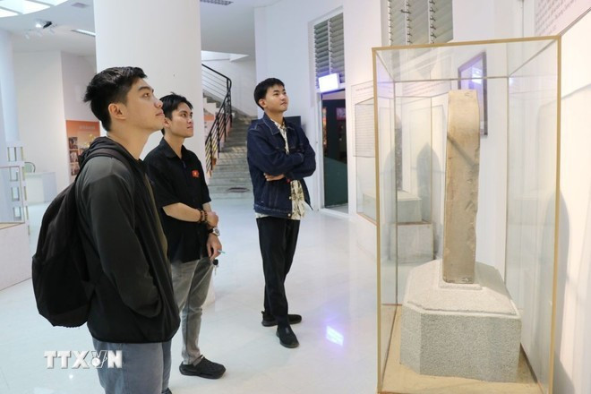 Los visitantes exploran y aprenden sobre los artefactos de la cultura Cham que se exhiben en el Museo Provincial de Khanh Hoa. (Foto: VNA)
