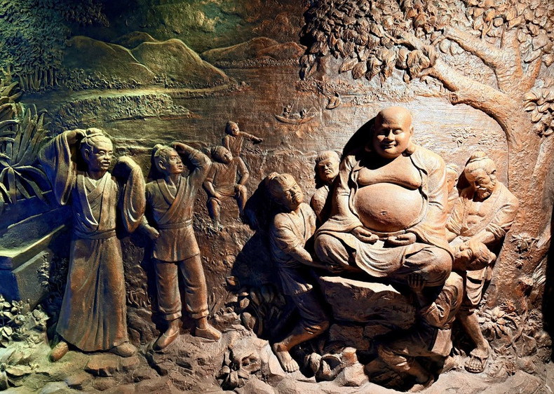 Dentro de la estatua de Buda Maitreya, se encuentran relieves detallados que representan la vida espiritual de los habitantes de la región de las Siete Montañas de An Giang.