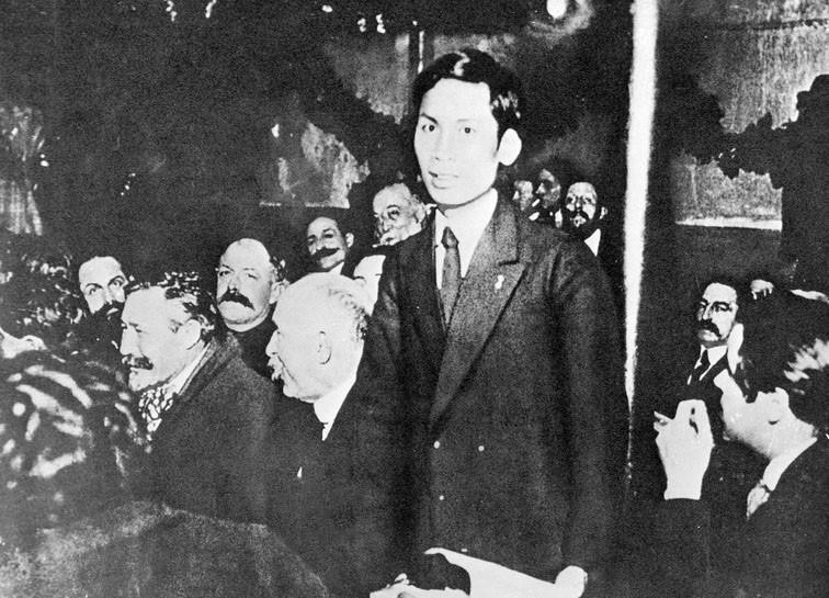 En diciembre de 1920, Nguyen Ai Quoc (nombre del Presidente Ho Chi Minh durante su etapa de actividad revolucionaria en Francia) participó en el XVIII Congreso del Partido Socialista Francés, celebrado en la ciudad de Tours, en calidad de delegado de Indochina.