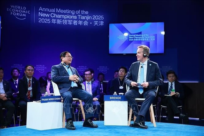 El primer ministro Pham Minh Chinh asiste a la sesión de diálogo político con Borge Brende, presidente y director ejecutivo del Foro Económico Mundial (FEM). Foto: VNA