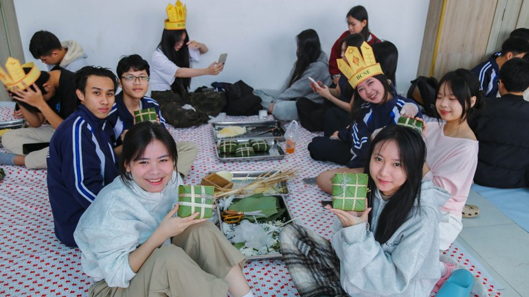 Estudiantes participan en el concurso de envoltura de banh chung.