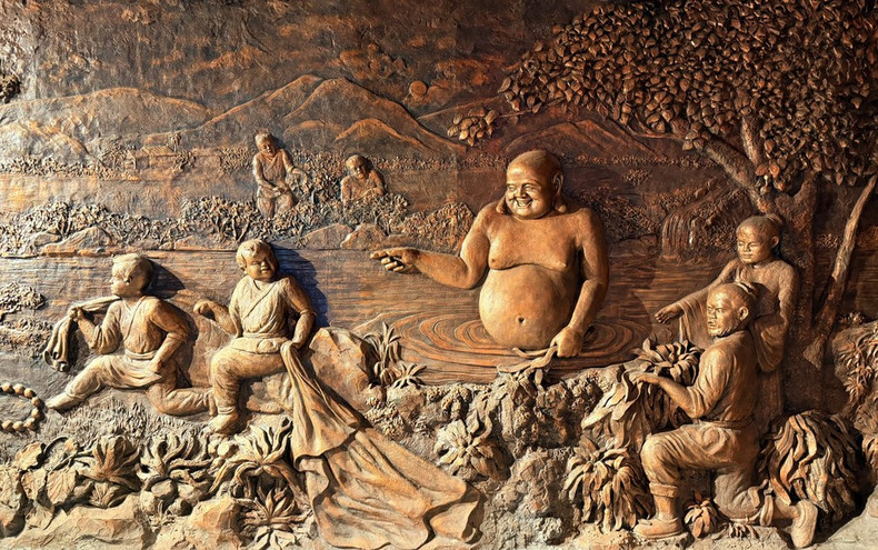 Dentro de la estatua de Buda Maitreya, se encuentran relieves detallados que representan la vida espiritual de los habitantes de la región de las Siete Montañas de An Giang.