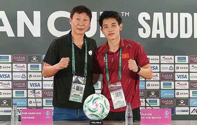 El entrenador Kim Sang Sik (izquierda) y el jugador Nguyen Dinh Bac (Foto: VNA)