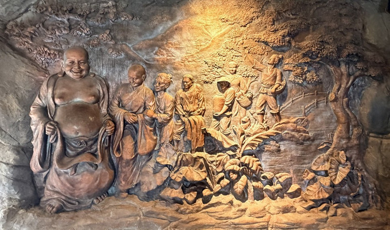 Dentro de la estatua de Buda Maitreya, se encuentran relieves detallados que representan la vida espiritual de los habitantes de la región de las Siete Montañas de An Giang.