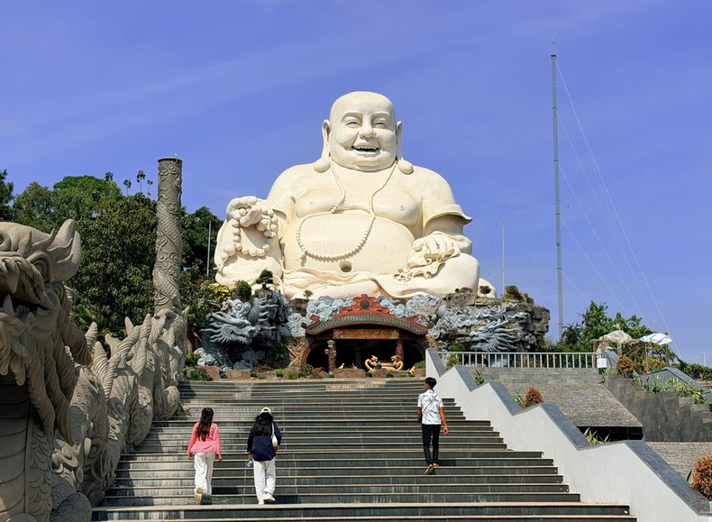 La estatua de Buda Maitreya en la cima del monte Thien Cam Son (An Giang) atrae a una gran cantidad de turistas y fieles budistas que la visitan cada día.