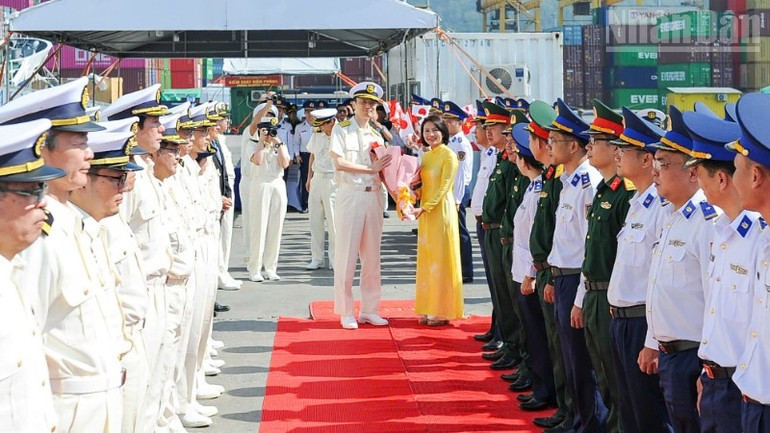 En la ceremonia de bienvenida al buque Akitsushima.