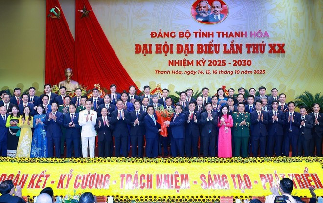 El primer ministro Pham Minh Chinh entrega flores para felicitar al Buró Ejecutivo del Comité Provincial del Partido de Thanh Hoa por el período 2025-2030. (Foto: VNA)