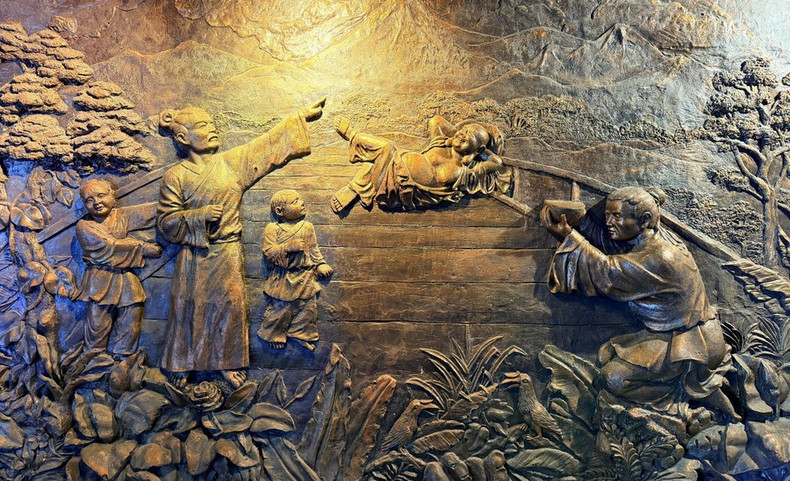 Dentro de la estatua de Buda Maitreya, se encuentran relieves detallados que representan la vida espiritual de los habitantes de la región de las Siete Montañas de An Giang.