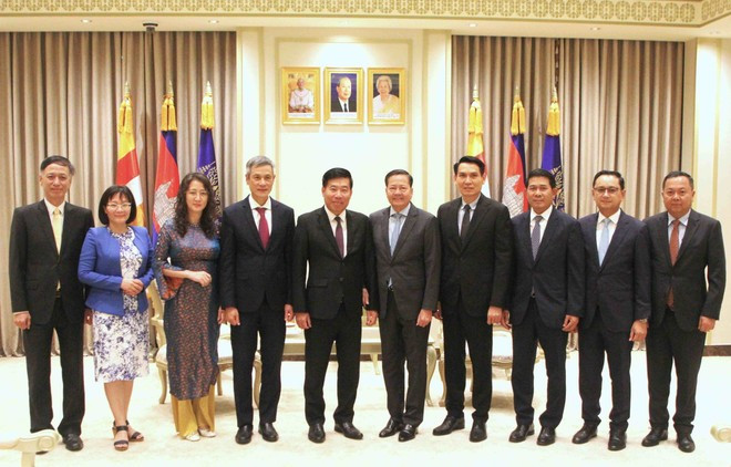 El vicecanciller vietnamita Nguyen Manh Cuong se reúne con Neth Savoeun, viceprimer ministro y presidente de la Autoridad Nacional para la Lucha contra las Drogas de Camboya. (Foto: VNA)