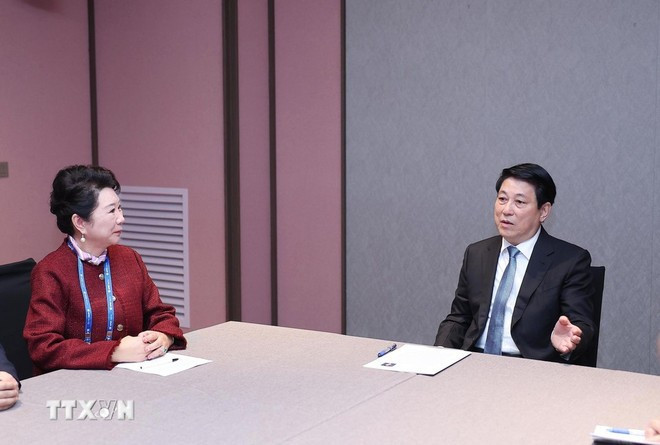 El presidente de Vietnam, Luong Cuong, recibe a Li Li, fundadora del Grupo MEBO International de China. (Foto: VNA) El presidente de Vietnam, Luong Cuong, recibe a Li Li, fundadora del Grupo MEBO International de China. (Foto: VNA)